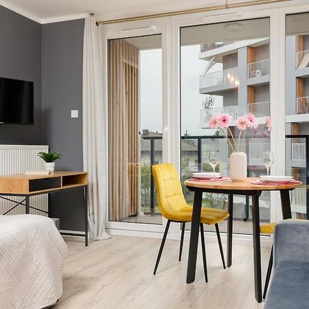 Studio With Balcony Warsaw Kokoryczki By Noclegi Renters Dış mekan fotoğraf