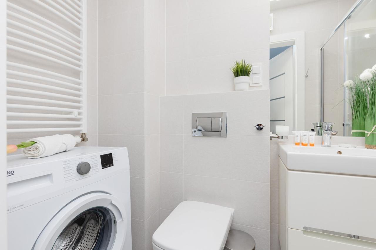 Studio With Balcony Warsaw Kokoryczki By Noclegi Renters Dış mekan fotoğraf