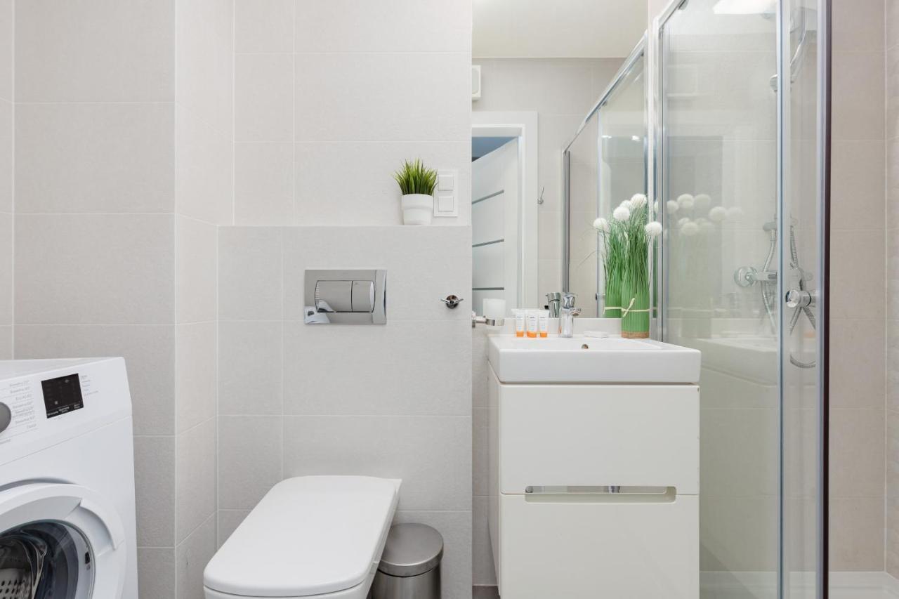 Studio With Balcony Warsaw Kokoryczki By Noclegi Renters Dış mekan fotoğraf